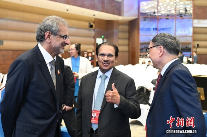 3月26日，专鳌亚洲论坛2026年年会齐体年夜会正在海北专鳌举办。图为预会高朋正在会前交换。中新社记者 田雨昊 摄